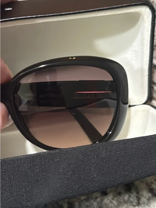 Gucci Black Sunglasses with Gold Emblem - Picture 7 of 7